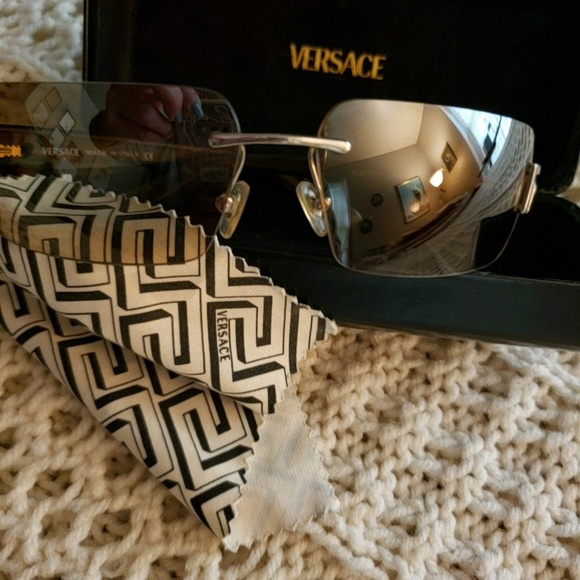 Versace Accessories - 🎉HP🎉VERSACE M0D2017 1000/8Z SUNGLASSES W/CASE💞
